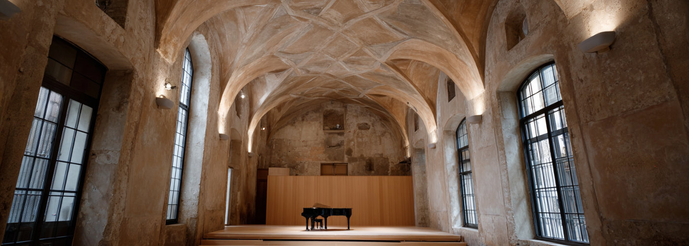 La sala a volte del LARGO 10 e il suo palco